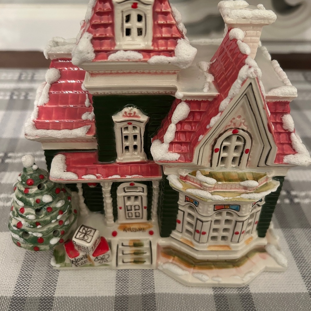 “Holly House” walter brockman 1988 original Christmas house
